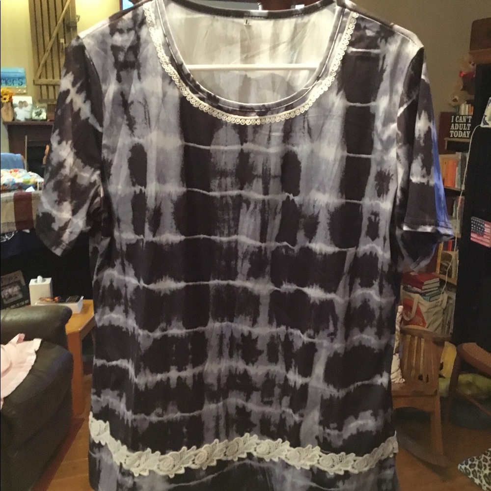 Women’s navy blue/white top. Fits like a M not L.